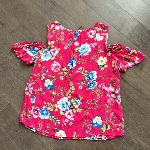 Summer blouse. Size 38. Purchased in Barcelona, Spain. Exposed shoulder - Picture 2 of 3